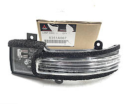 Оригінальний повторювач повороту лівий 8351A067