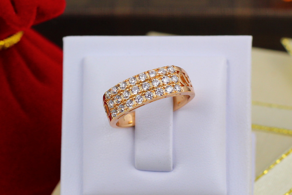 Кільце Xuping Jewelry каміння у три ряди по боках різьблення р 18 золотисте