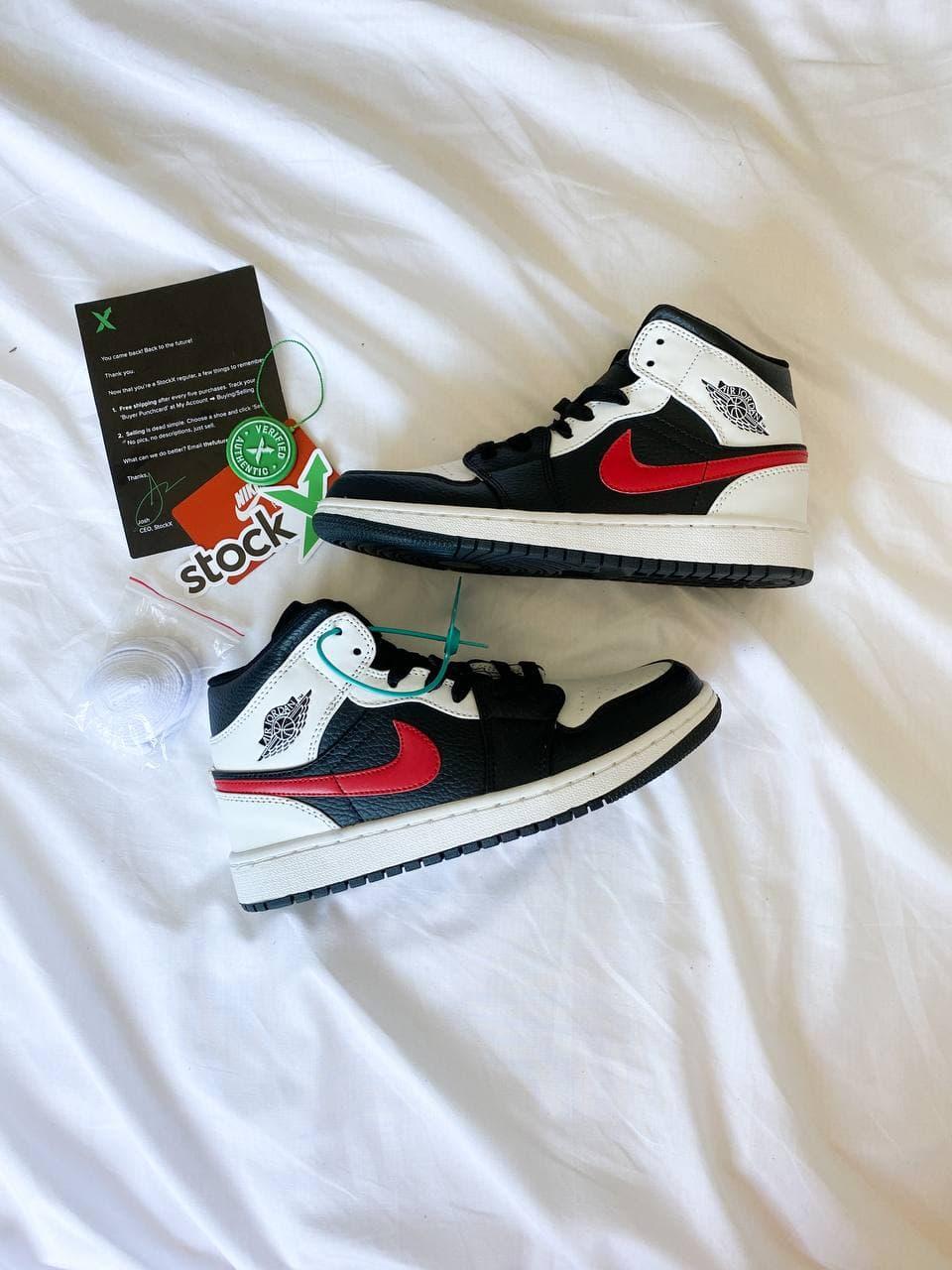 Чоловічі кросівки Nike Air Jordan 1 Mid (біло-чорно-червоні) K2285 стильні повсякденні кроси