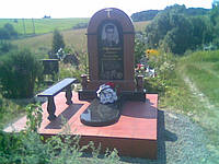 Памятник из гранита Габбро, с аркой Лезники ,на тумбе с вазами ,надгробной плитой,лавкой на точенных ножках.