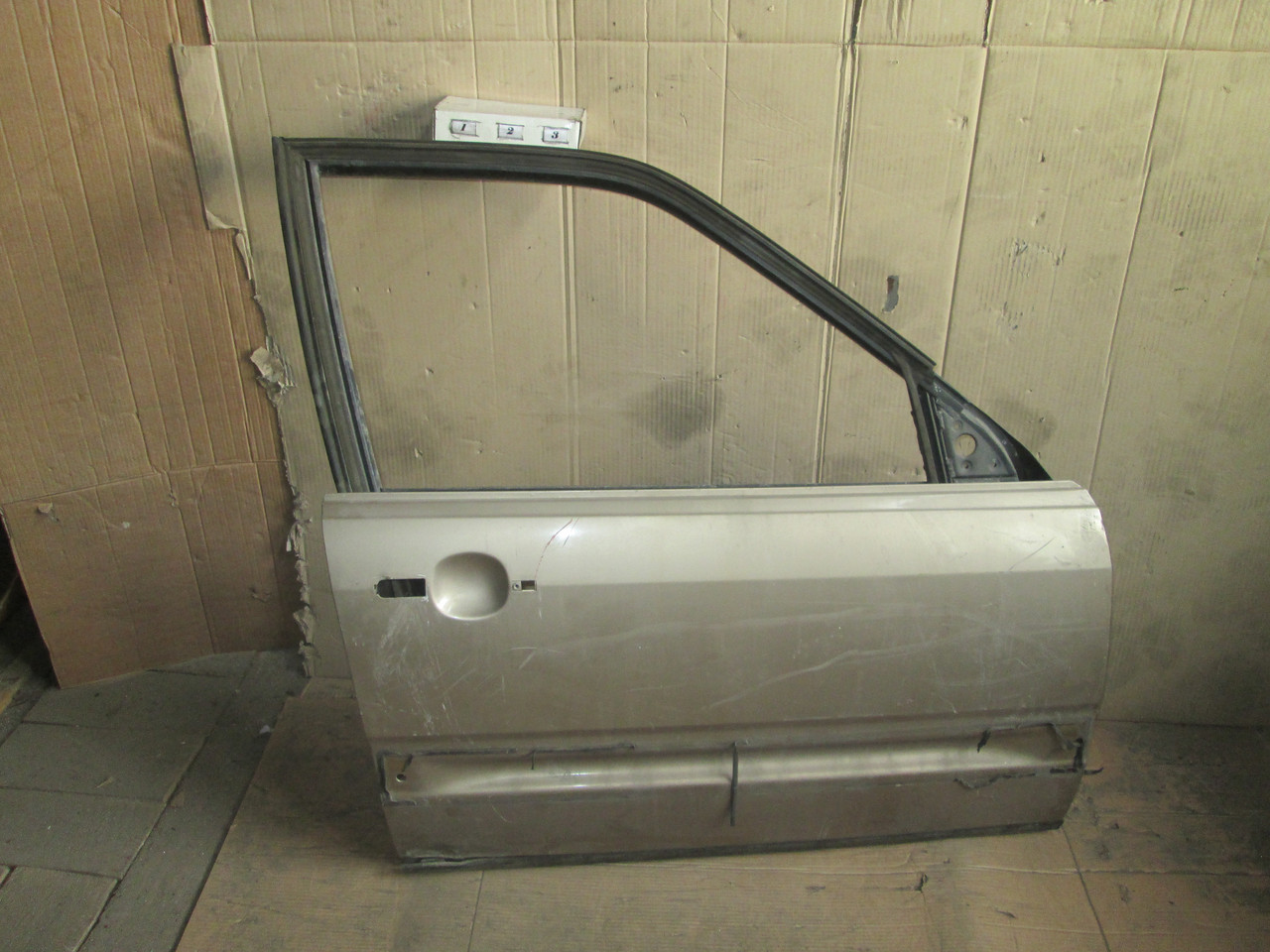 №123 Б/у Дверь передняя правая для Audi 100 C3 1982-1988