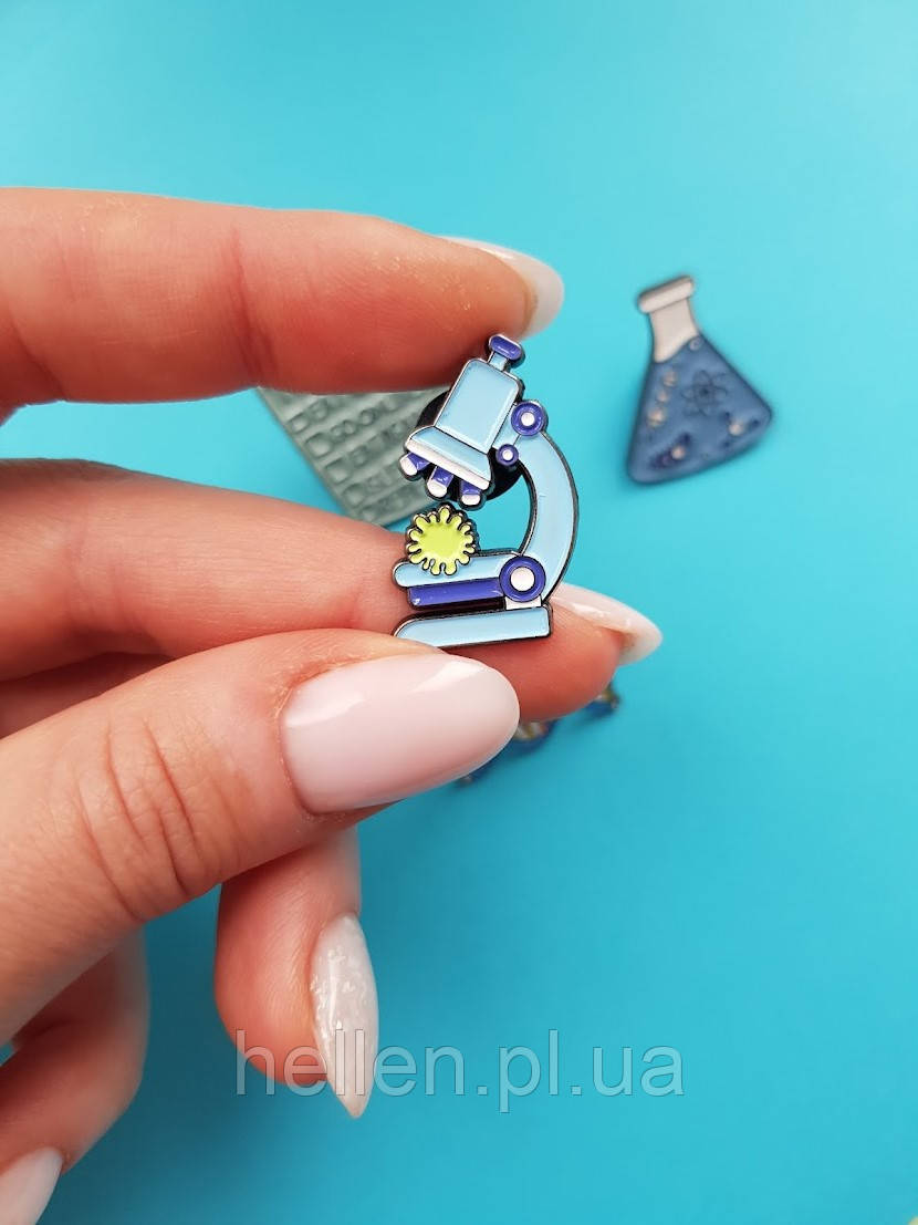 Медична брошка "Вірус під мікроскопом"