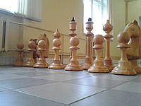 Уличные шахматные фигуры из дерева