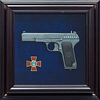 Пистолет ТТ и эмблема Национальной гвардии Украины