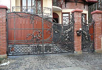 Кованые распашные ворота с калиткой, с элементами дерева, код: 01035