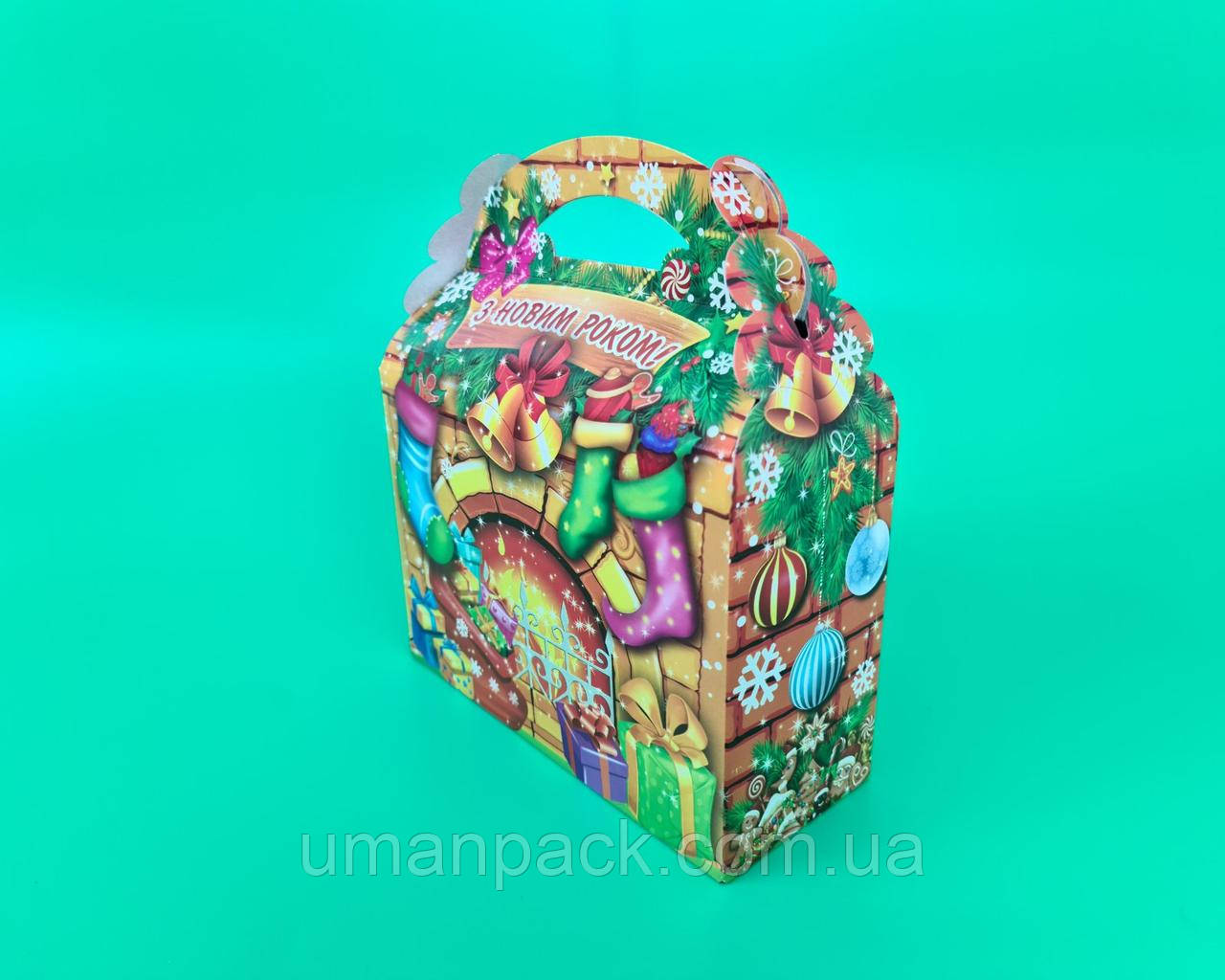 Новорічна подарункова картонна упаковка для цукерок № 203 (800-900гр) Біля каміна (25 шт)