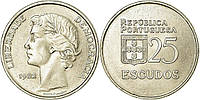 Монета "25 эскудо" (escudos) Португалия. 1982 год. (холдер).