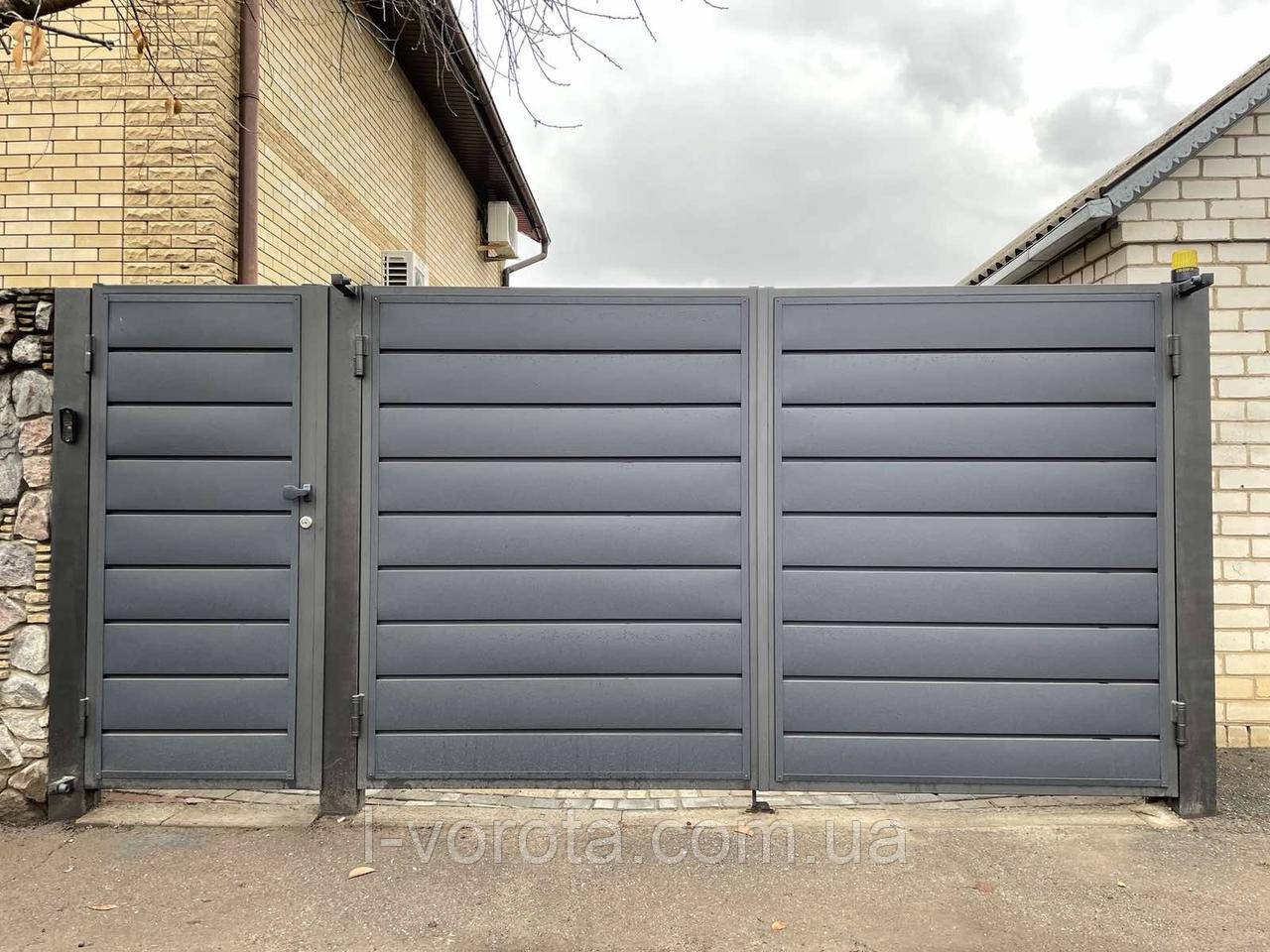 В'їздні ворота розпашні з виразний хвірткою (фільонка лінза)