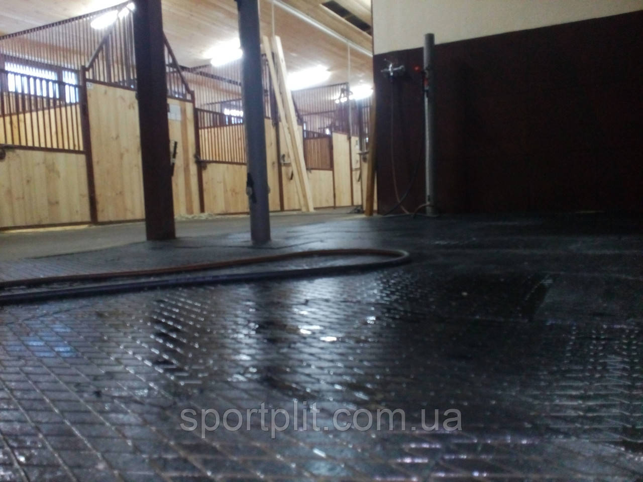 Гумове підлогове покриття для льодових стадіонів.