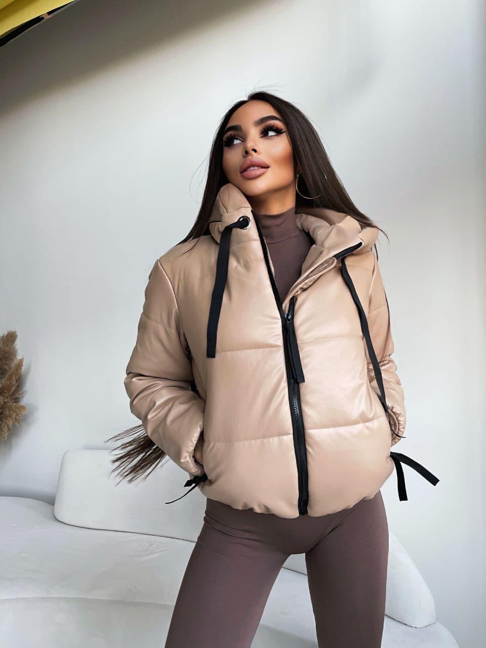 Тепла шкіряна куртка коротка з капюшоном і на гумці (р. 42-46) 3701704, фото 1