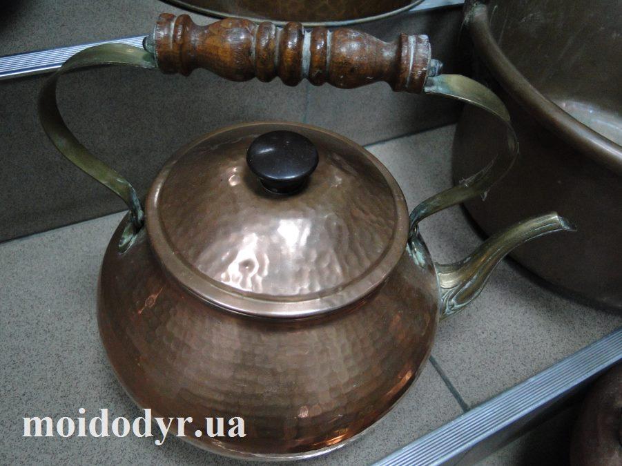 Мідний антикварний чайник з дерев'яною ручкою, декор