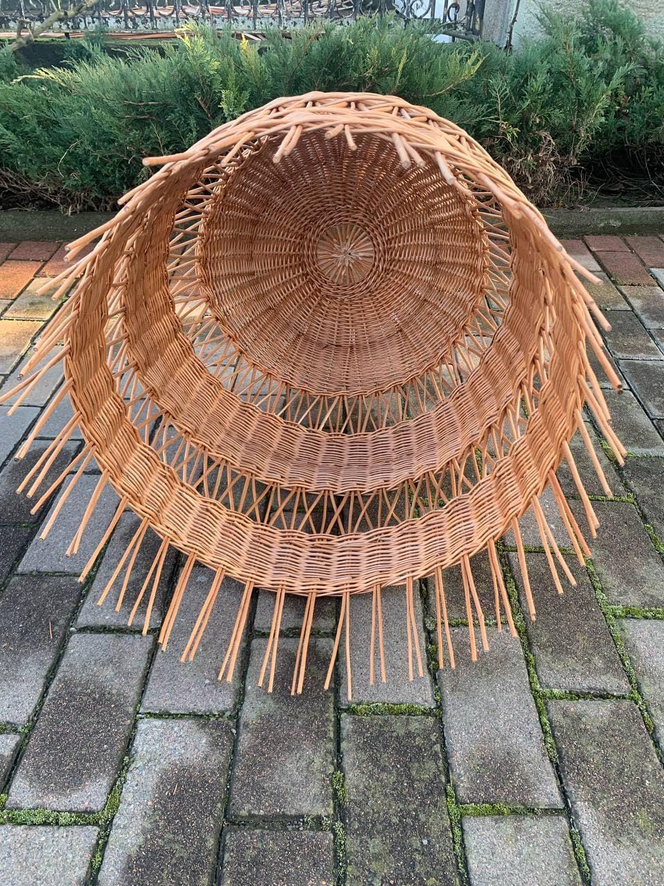 Плетена люстра з лози в кафе