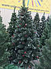 Ялинка 1,3 м з білим напиленням на кінчиках з шишками та червоними ягодами, новорічна штучна ялинка, фото 7