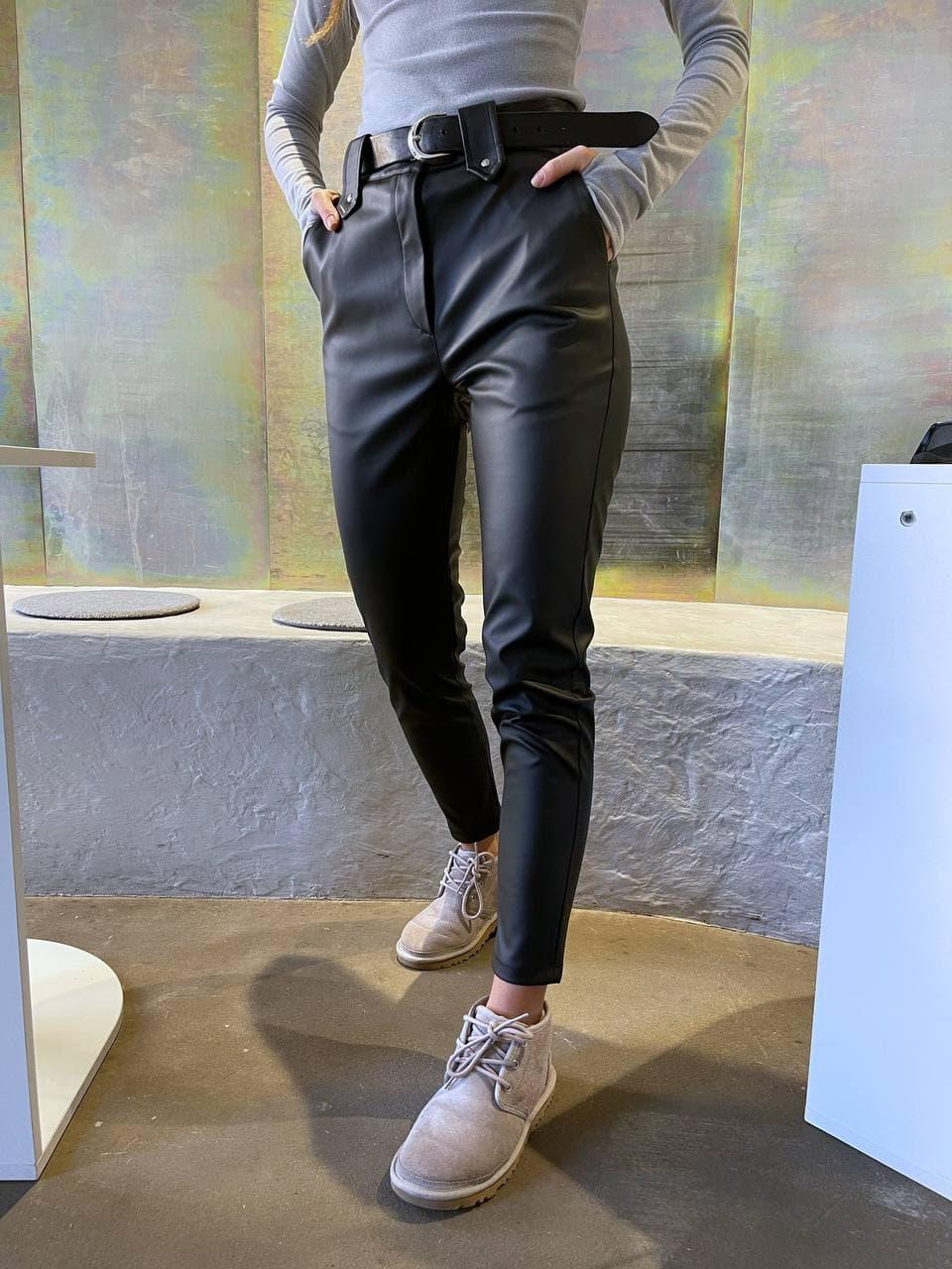 Брюки жіночі стильні теплі з екошкіри на флісі з кишенями Bld260