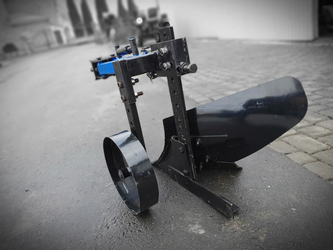 Плуг однокорпусный большой с колесом, захват 25 см для мотоблока ...