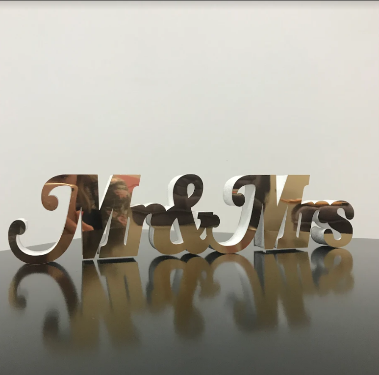 Напис Mr and Mrs Manfic Decor на підставці на стіл для весілля Золота 80х15 см
