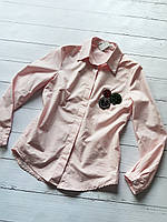 Рожева блузка сорочка з брошкою-нашивкою зі смайлами