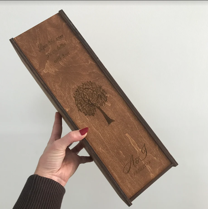 Подарункова дерев'яна коробка для алкоголю Manific Decor на весілля ініціалами та датою з покриттям