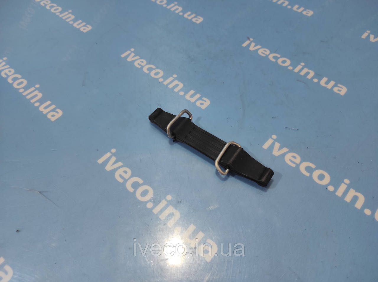 Тримач кришки АКБ Івеко Тракер Iveco Trakker Stralis EuroStar EuroTech 4784894 ремінь кріплення акб