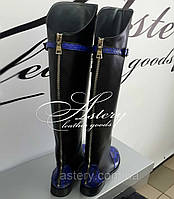 Женские черные ботфорты с синим питоном на молнии / на замке