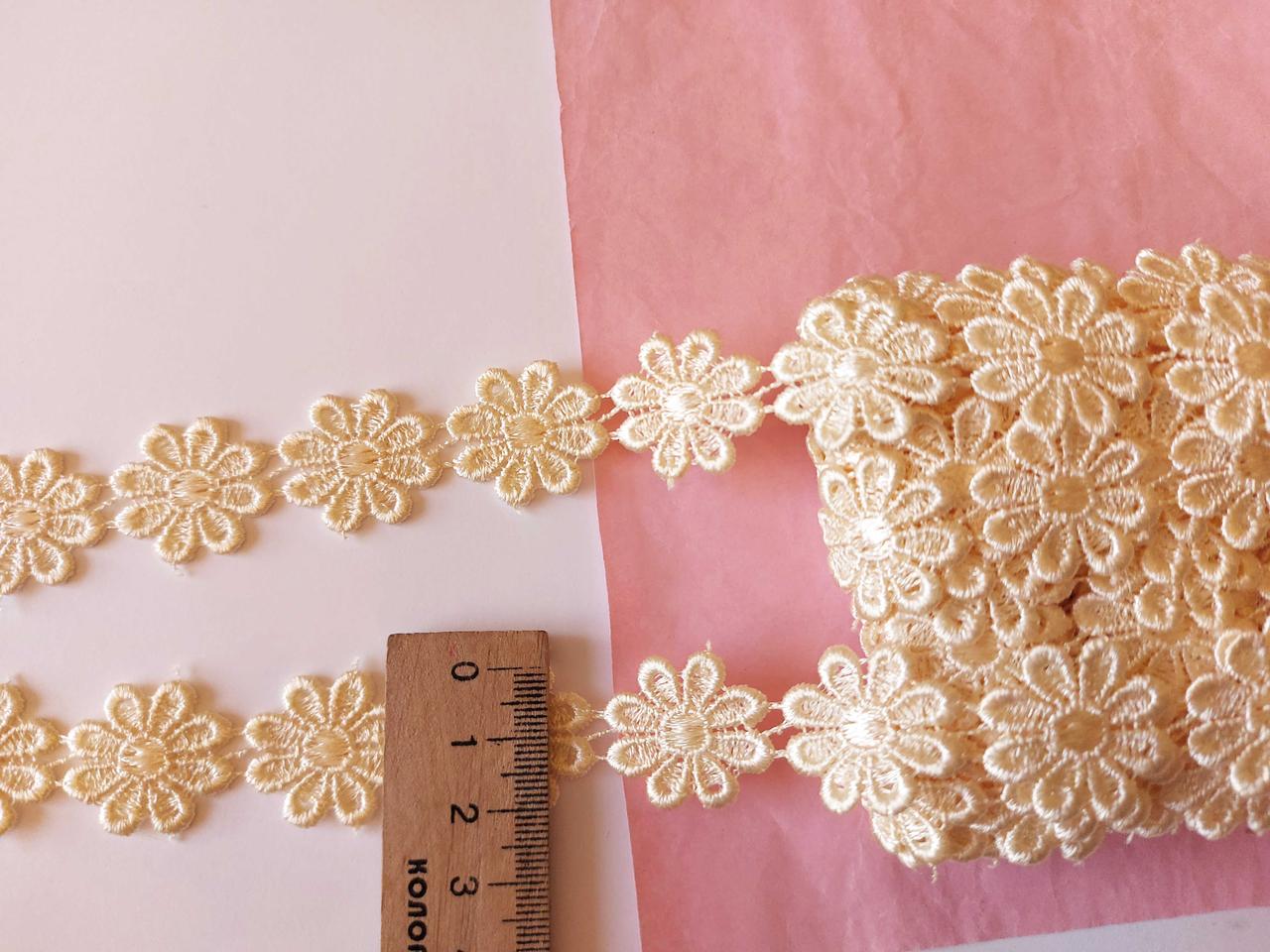 Мереживо кружево макраме на метраж Ромашка молочен з персиковим відтін 2,2 см Ціна за 1 метр Тайланд