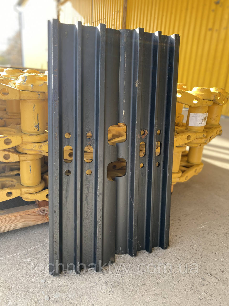 Трак гусениці 600мм. HITACHI EX200 EX220 EX230 ZX180 ZX200 ZX210 ZX225 ZX230 ZX240 ZX250, фото 1