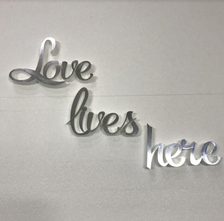 Напис Love lives here Manific Decor із дзеркального пластику на стіну для весілля Срібний 100х22 см., фото 1