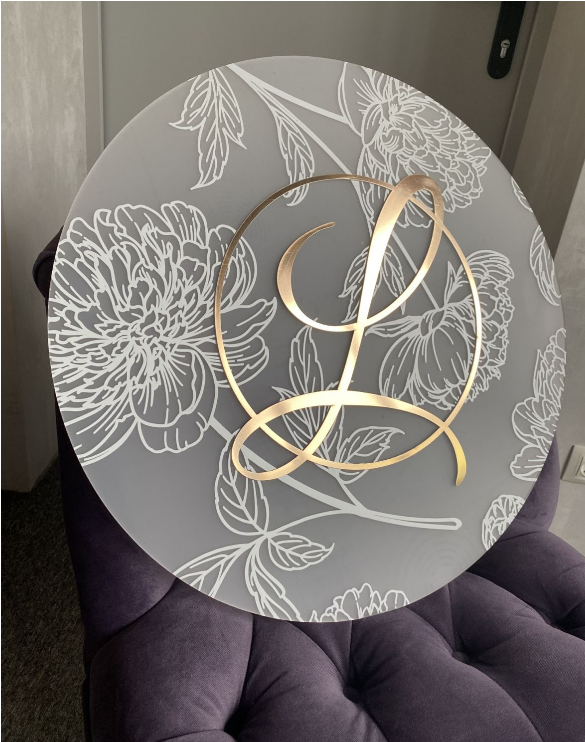 Ініціал на круглій акриловій основі з орнаментом кольорів Manific Decor із дзеркального пластику на фотозону