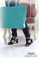 Модель "Агния" изготовлена из замши "черной" на черной подошве. Сумка "Джорджия-01" в коже "голубая лагуна".