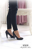 Модель "Шанель" изготовлена из кожи "лак черный" на черной подошве.