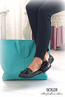 Модель "Шелдон-KZ" изготовлена из кожи "лак черный" на черной подошве. Сумка "Джорджия-01" в коже "голубая лагуна".