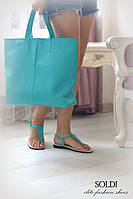 Модель "Саванна-001" изготовлена из кожи "голубая лагуна" на черной подошве. Сумка "Джорджия-01" в коже "голубая лагуна".