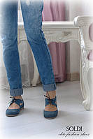 Модель "Паола" изготовлена из замши "голубой" на бежевой подошве. 