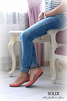 Модель "Миа" изготовлена из кожи "розовый коралл" на черной подошве.