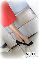 Модель "Жанетт" изготовлена из замши "черной" и кожи "лак черный" на черной подошве.