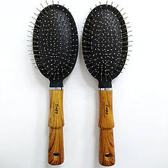 Масажна щітка для волосся з дерев'яною ручкою і залізними зубчиками DAGG