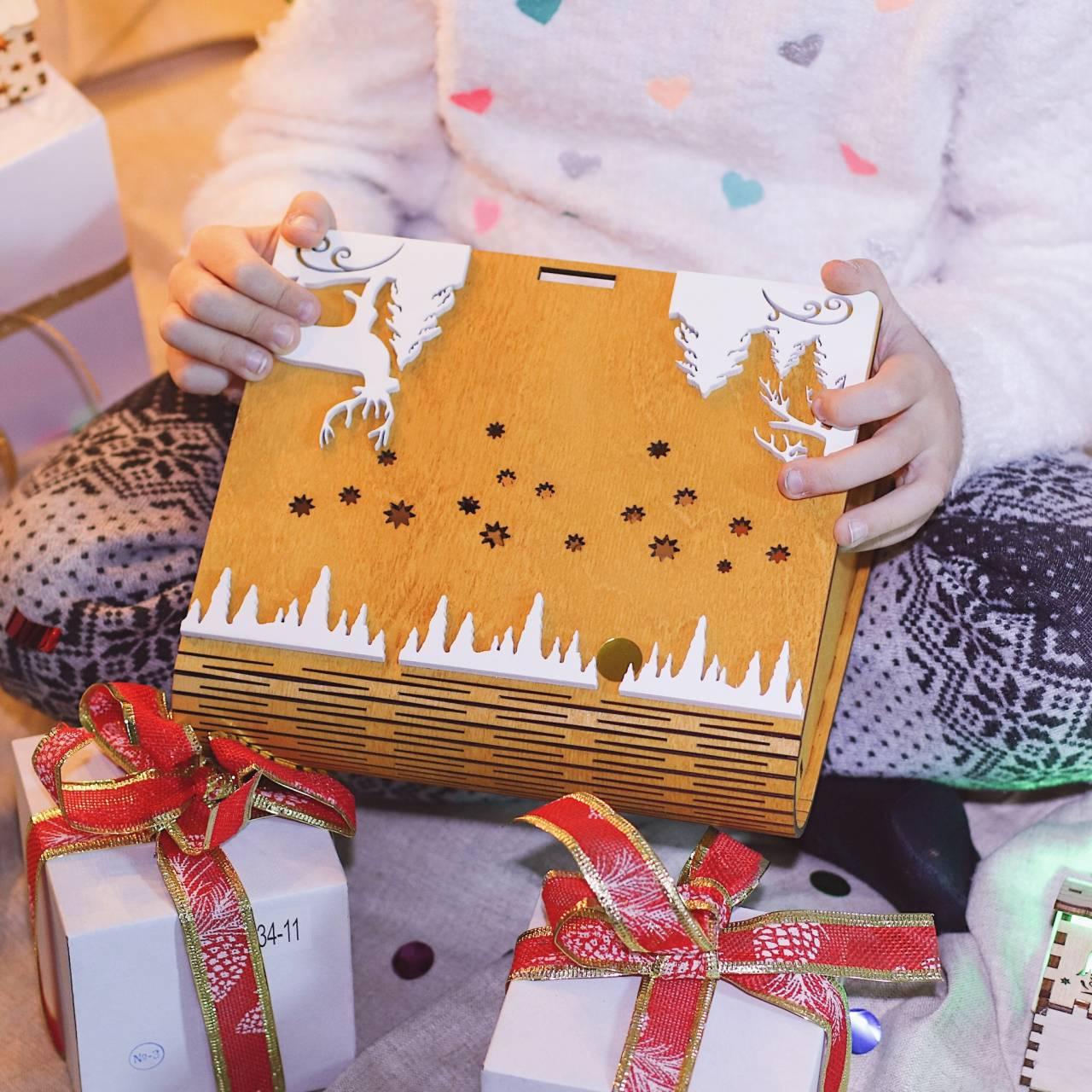 Коробка для новорічного подарунка дизайн олень колір медовий із білим