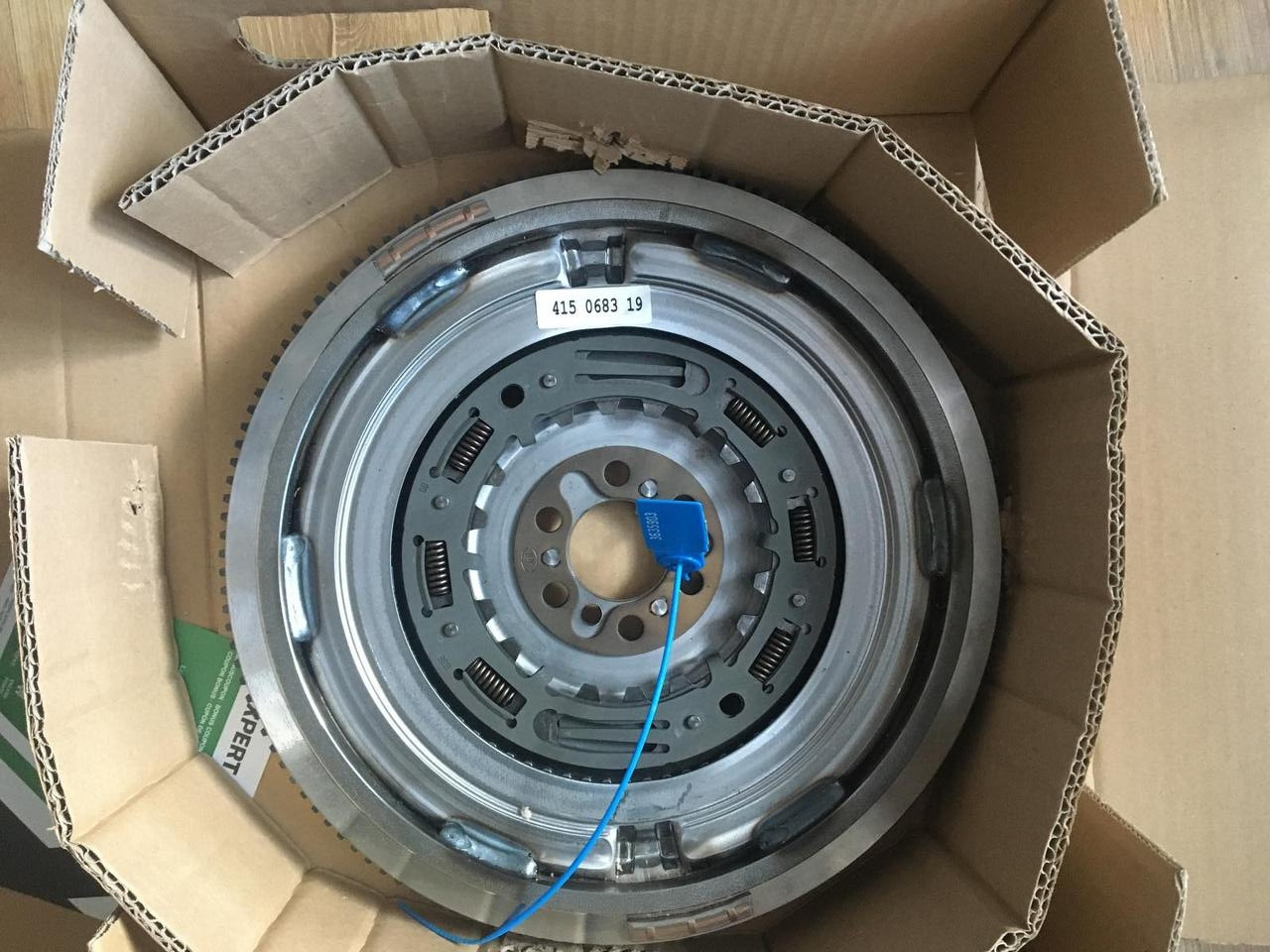 Двухмассовый маховик, демпфер LUK 415068309 ALFA MITO / GIULIETTA 1,4 TB 10-