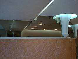 Обшивка стін склом, дзеркалами, скляний фартух на робочу стінку кухні