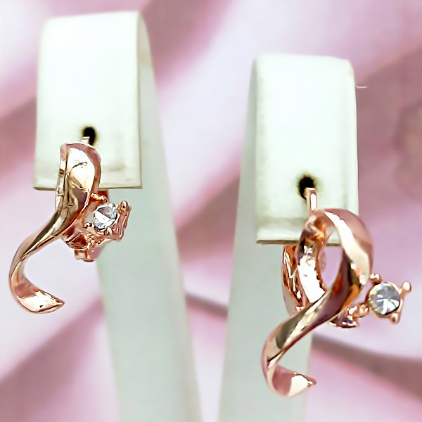 Сережки булатні з фіанітами.(англійська застібка) Висота сережки 1,8 см ширина 16 мм.