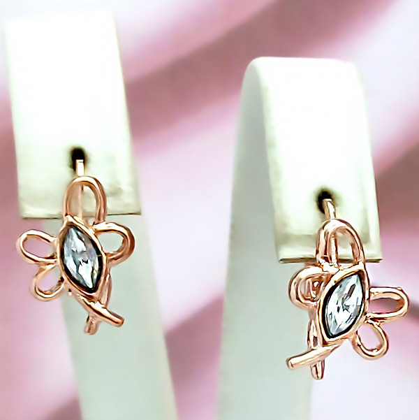 Сережки булатні з фіанітами.(англійська застібка) Висота сережки 1,8 см ширина 16 мм.