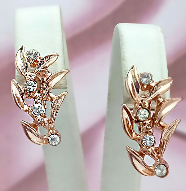 Сережки булатні з фіанітами.(англійська застібка) Висота сережки 1,8 см ширина 16 мм.