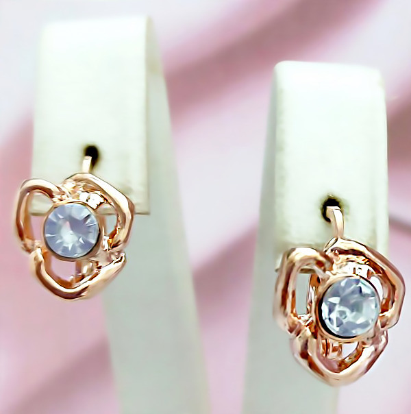 Сережки булатні з фіанітами.(англійська застібка) Висота сережки 1,8 см ширина 16 мм.