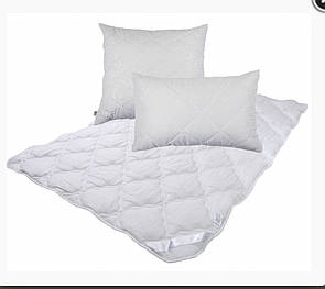 Двоспальну ковдру з овечої вовни і дві подушки