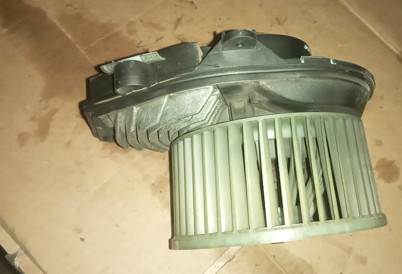 Мотор вентилятора пічки обігрівача салону Audi Audi A4 Volkswagen Volkswagen Passat B5