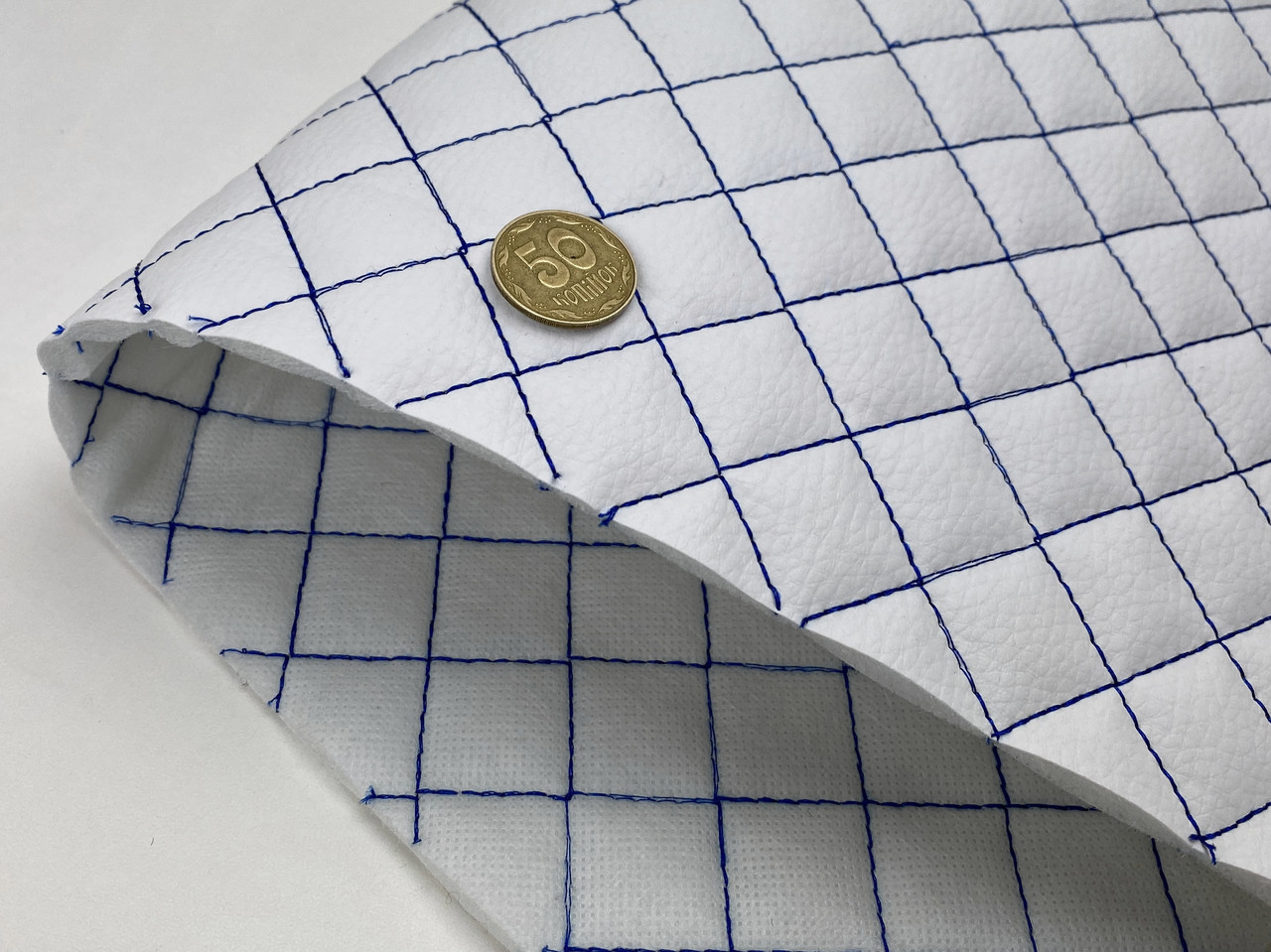 Відріз 2м, Шкірзам стьобаний білий «малий ромб» (прошитий синьою ниткою) дубльований синтепоном і флізеліном шир 1,35 м, фото 1