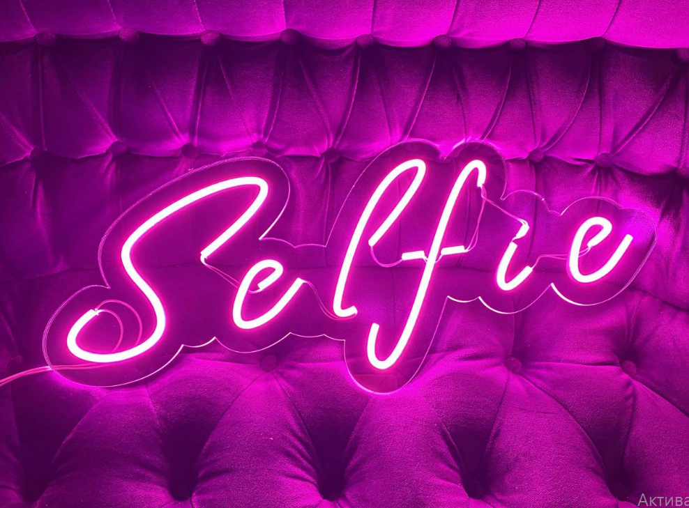 Напис неонова Selfie на акриловій основі (холодний неон) Manific Decor