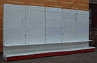 Ряд торгових перфорованих стелажів «РЕГАЛС» 230х490 см., подіум 50 см, Б/у, фото 3