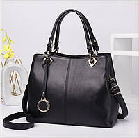 Элегантная женская сумка-тоут, черная, натуральная кожа, с оригинальным брелком и регулируемым ремнем