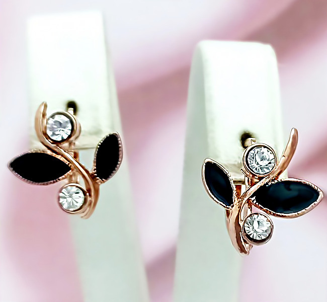 Сережки булатні з фіанітами.(англійська застібка) Висота сережки 1,8 см ширина 16 мм.